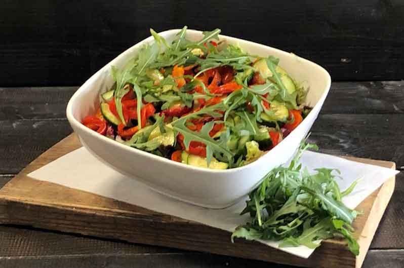 Basis salade komkommer, courgette en paprika
