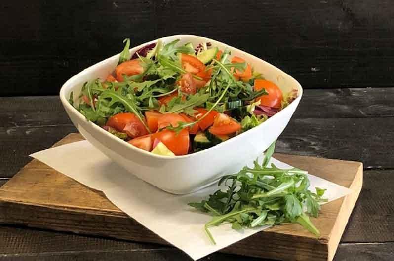 Basis salade komkommer, tomaat en zoet zure rode ui