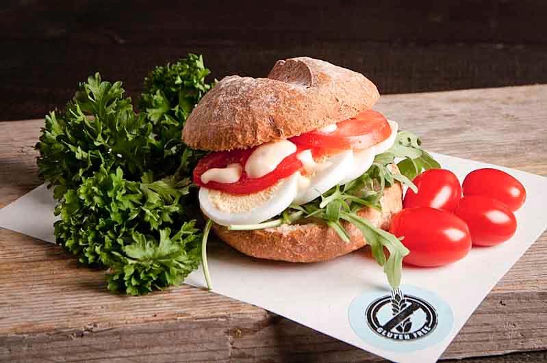 Glutenvrij broodje geklutst ei